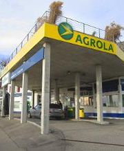 AGROLA Tankstelle in Laufen-Uhwiesen, Zürich; eckiges Dach mit Pflanzen drauf; AGROLA Tankstelle bei carXpert Garage
