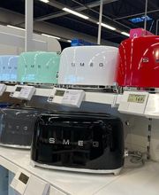 Pour bien démarrer la journée, rien de tel qu’une bonne tartine grillée. Le grille-pain trône donc fièrement sur votre plan de travail. Choisissez-le coloré et assorti à votre cuisine ou dans une version inox pour plus d’élégance et de modernité. Si vous êtes gourmand, ruez-vous sur le modèle 4 fentes et ainsi pouvoir griller jusqu’à 4 tartines à la fois. Si vous êtes un adepte de la baguette, optez pour le modèle 2 fentes !