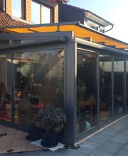 Terrassenüberdachung mit Schiebetüren und Dachbeschattung