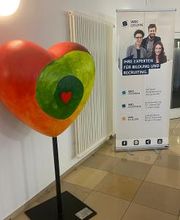 Ein großer Herzaufsteller und ein Roll up WBS Training im Foyer.