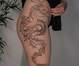 Anime Drache, feminin und zart, fineline gemacht. Sehr groß auf der Seite des Oberschenkels und Hüfte.