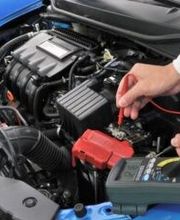 Wir bauen neue Batterien ein und messen die Ladung aus. Alte Batterien bauen wir fachgerecht aus und entsorgen sie.