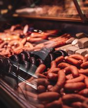 Frischetheke
An der Frischetheke wartet unser Team auf Sie. Stellen Sie alle Fragen zu unseren Produkten, die Ihnen auf der Seele brennen – wir beraten Sie gerne. Zur Auswahl stehen Variationen an Fleisch, Käse und Wurstwaren. Zusätzlich sind noch Produkte von uns und unserer Fleischerei im Angebot, darunter Frischkäse, Kartoffelsalat und Fleischsalat. Diese finden Sie in der Salatbar. Für größere Zusammenkünfte empfehlen wir Ihnen, eine Vorbestellung bei uns vorzunehmen. Damit erhalten Sie sicher alles, was Sie benötigen.