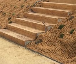Spezialisten für Massivholzprodukte und Natursteinprodukte für den Innen und Aussenbereich.
Ob für Handwerker oder Händler, Architekten oder Bauherren, wir garantieren Ihnen unkomplizierte, reibungslose & kompetente Zusammenarbeit & beraten Sie gerne telefonisch oder persönlich über die verschiedenen Eigenschaften von Eiche oder Naturstein.
Wir sind spezialisiert in dem Verkauf von erstklassigem Eichenholz und hochwertigen Steinen für eine Vielzahl von Projekten. Unsere Eichenholzprodukte, von stabilen Balken bis hin zu eleganten Terrassen-Dielen, bieten die ideale Grundlage für robuste Konstruktionen und ästhetische Designs wie Holztreppen, Holzpergolen, Holzstegge oder Holterrassen. Ebenso sind unsere Sandsteinprodukte eine exzellente Wahl für Terrassenplatten, die jedem Aussenbereich einen Hauch von Natur und Eleganz verleihen.