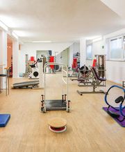 Unser Fitnessraum steht allen Patienten und Selbstzahlern zur Verfügung, die sich fit halten wollen oder nach einer vorangegangenen physiotherapeutischen Behandlung Verletzungen vorbeugen wollen.
