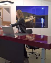 Und mit dem integrierten versenkbaren Bildschirm von Arthur Holm, bekommen sie auf Knopfdruck eine ganz ebene Tischfläche