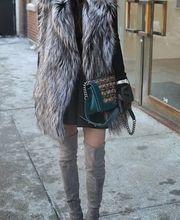 van Soest Stoffe Modische Szene mit weichem Webpelzstoff für Wintermode und hochwertige Accessoires