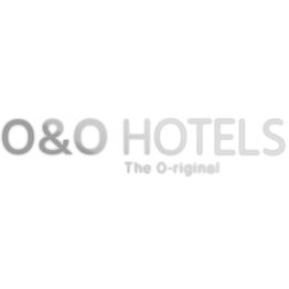 Das Logo zeigt den Schriftzug „O&O HOTELS“ in einer markanten, modernen Konturschrift. Darunter steht der Zusatz „The O-riginal“ in kleinerer, abgerundeter Schrift. Das gesamte Logo ist in Grautönen gehalten. Eine dezente diagonale Schattierung im unteren linken Bereich ergänzt das Design.