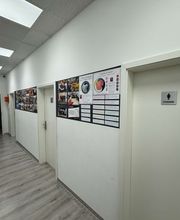 TA WingTsun Seelze - Flurbereich mit Umkleidezugang, Aushängen, Urkunden und Bilderwand, ideal für Orientierung, Organisation und Einblicke in das Trainingsangebot.