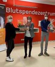 Tag der seltenen Krankheiten 2021:
Beigeordneter Jens-Marcel Ullrich (3. v. l.) und Leiterin Anne Landesfeind (2. v danken dem Ehepaar Adrian für geleistete Plasma- und Blutspenden.