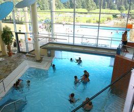 Schwimm- und Attraktionsbecken in der Therme Obernsees