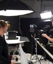 Während den Studio-Dreharbeiten eines Produktfilms von der Produktionsfirma Multivision Filmproduktion Hamburg. Mehr Infos unter: https://www.multivision-hamburg.de/produktfilm-hamburg/