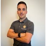 Mijn naam is Niels Dullens. Nadat ik mijn HBO-bachelor diploma in de fysiotherapie had gehaald (2019), ben ik direct gestart met de opleiding Ostheopathie aan de International Academy of Osteopathy (IAO) in Antwerpen. Hier heb ik mijn Master of Science diploma in 2023 behaald.

De studie naar het menselijk lichaam en hoe complex, maar ingenieus dit in elkaar zit heeft me enorm weten te pakken. Het kijken naar verbanden tussen verschillende lichaamsweefsels en hoe deze invloed op elkaar hebben is wat mij het meest fascineert aan de osteopathie.

Als sporter (voetbal/wielrennen) ben ik regelmatig tegen blessures aangelopen, waardoor ik verhinderd was in het spelen van wedstrijden of recreatief sporten. Niets is meer frustrerend dan tegen de grenzen van je eigen lichaam aanlopen. Als osteopaat mensen kunnen begeleiden en behandelen die tegen problemen aanlopen in hun lichamelijk functioneren is dan ook het mooiste dat er is!’