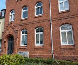 Ein Backsteinhaus mit drei Etagen