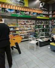 Détendez-vous dans notre salle conviviale pendant que nous prenons soin de votre véhicule. Café, lectures et confort au rendez-vous.