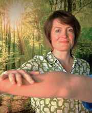 Therapeutische Untersuchung und Behandlung eines Arms in ruhiger Praxisatmosphäre bei Physiotherapie Birkhoff. Das Bild passt zu Armschmerzen Magdeburg, Schulterschmerzen Magdeburg, Bewegungseinschränkungen Magdeburg und ganzheitlicher Schmerzbehandlung Magdeburg.
