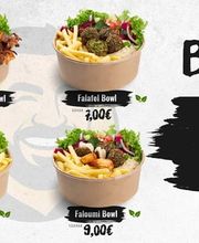 Menübild mit vier Bowls (Hähnchen Gemüse Bowl, Falafel Bowl, Haloumi Bowl, Faloumi Bowl) in braunen Pappschalen