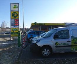 AGROLA Ladestation in Bützberg, bei Tankstelle gelegen, AGROLA Auto angeschlossen an Ladestation