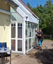 fensterfee reinigt Glas und Gebäude Bild 6