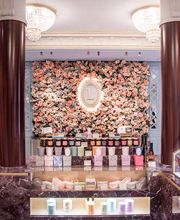 LA BOUTIQUE POUR DÉCOUVRIR TOUTE L’OFFRE SUCRÉE

Dans un décor bleu avec lustre et mur floral, les vitrines en laiton doré présentent comme de précieux bijoux, les macarons, les chocolats, les Eugénie et les pâtisseries du jour.