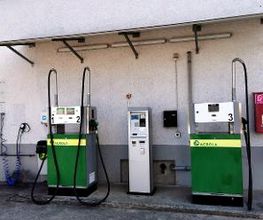 AGROLA Tankstelle in Herznach zwei Tanksäulen mit Zahlterminal. Kleine Überdachung.