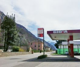 AGROLA GIOA Tankstelle in Osogna; rote Tankstellen-Markierung; Totem mit digitaler Preisanzeige