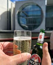 Bier an Bord mit Blick auf das Bundeskanzleramt.
