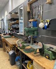 Einblicke in die Klavierwerkstatt, Klavierbaumeister Arbeitsplatz