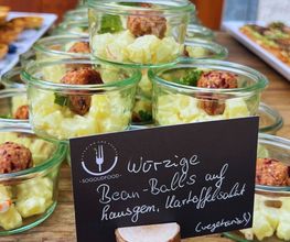 Würzige Beanballs auf hausgemachtem Kartoffelsalat