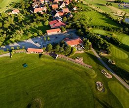 Luftaufnahme einer Driving Range auf dem Golfplatz