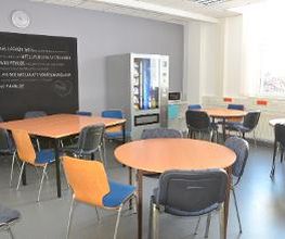 Cafeteria der WBS SCHULEN Chemnitz mit Sitzgruppen.