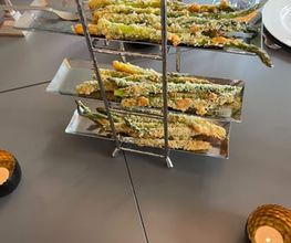 Geschlossene Gesellschaft Knusprig gebackener Spargel mit Parmesan, kreativ serviert bei Geschlossene Gesellschaft Hamburg.
