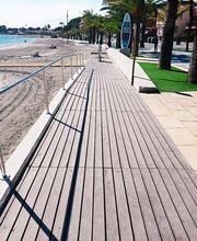 Nuestras pasarelas de playa están fabricadas con perfiles de plástico 100% reciclado / 100% reciclables, procedentes de residuos urbanos, industrial y doméstico; los que ofrecen innumerables beneficio