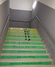 Ein Treppenhaus mit grünen Stufen