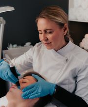 Hydrafacial-Behandlung Mann im Kosmetikstudio von Margarita M. Cosmetics in Remscheid
