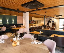 Ons moderne restaurant beschikt over 60 zitplaatsen.