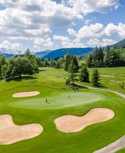 Golfplatz Sonnenalp von oben mit Bergblick.