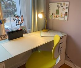 Von Kinderträumen zu Teenager-Vibes: Dieses Zimmer haben wir mit Liebe zum Detail verwandelt. Modernes Design trifft auf frische Farben – eine Wohlfühloase, die zum Träumen, Lernen und kreativ Sein einlädt.
