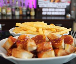 Curry Wurst mit Pommes Frites