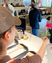 🌹 Bonne fête à toutes les mamans ! 🌹
Aujourd’hui chez Burger King, on a décidé de leur dire merci… à notre façon ❤️
Une rose offerte à chaque maman qui passe chez nous ✨
📍Un petit geste, un bon burger… et un grand sourire garanti 😄