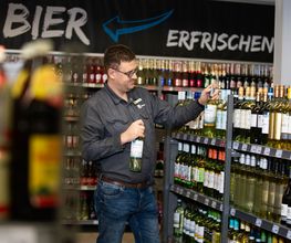 Getränkemarkt
Gleich neben unserem Supermarkt befindet sich unser bestens sortierter Getränkemarkt mit großer Auswahl: Sie finden bei uns selbstverständlich verschiedene Sprudel- und Mineralwasser, Säfte und Softdrinks sowie nationale und internationale Weine, diverse Biersorten und für den besonderen Anlass: hochpreisige Spirituosen und Schaumweine.