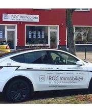 Bürostandort von ROC Immobilien, Immobilienmakler in Berlin. Zu sehen sind die Außenansicht des Büros, das Firmenschild und ein gebrandetes Firmenfahrzeug – passend zu den Leistungen Immobilienberatung, Immobilienbewertung, Verwaltung und Vermittlung 