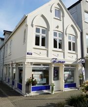 Außenansicht der AXA & DBV Versicherung Tim Dau in Schleswig