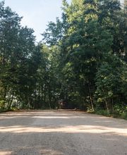 Der Parkplatz bietet ausreichend Platz - auch für eine größere Trauergesellschaft.