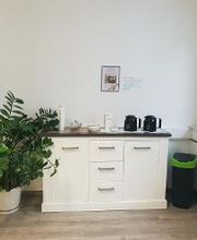 Teeküche mit kleiner Tee und Kaffeestation