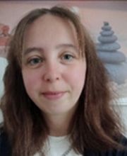 Portrait einer Frau mit brünetten Haaren.