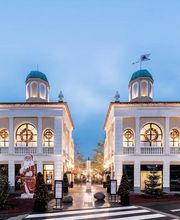 Tagesausflug in Schleswig Holstein. Shoppingausflug in das Designer Outlet Neumünster. Designer Marken zu Outlet Preisen; Weihnachtsgeschenke shoppen, festliche Atmosphäre, Weihnachtszeit, Eingang Phase 2