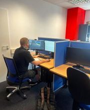 Ein Teilnehmer sitzt an seinem Arbeitsbereich und lernt.