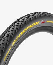 Pirelli Scorpion XC RC Reifen aus dem Sortiment von allée-rad in Berlin-Prenzlauer Berg. Hochwertiger MTB-Reifen mit präzisem Profil für maximale Kontrolle und Geschwindigkeit im Cross-Country-Einsatz.