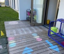 Unsere Terrasse als Straßenverkehrs-Übungsplatz.
